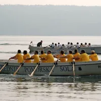 Dvoboj med Veterani srednje pomorske šole Portorož 
(končnimi zmagovalci, v rumenih majicah) in  ekipo Tržaške 
pomorske šole 