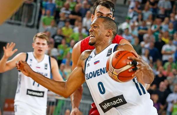 Ena ključnih igralcev evropskega prvenstva Luka Dončić 
(levo) in Anthony Randolph bosta izpustila prvi del kvalifikacij 
za  svetovno prvenstvo.