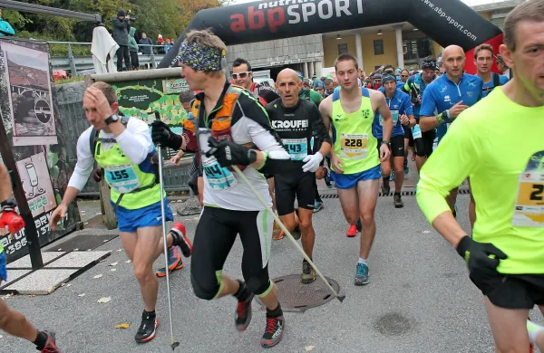 Marko Tratnik (desno, zeleni) in Simon Strnad (v črnem),  
slovenska junaka teka treh vrhov.
