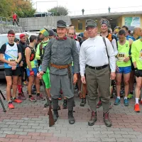 

Tekače sta pospremila avstrijski in italijanski vojak.