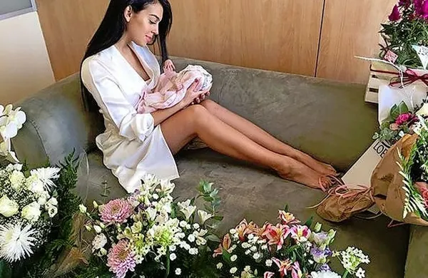 Dekle nogometaša Cristiana Ronalda   Georgina Rodriguez je 
na družabnem omrežju instagram objavila fotografijo z njunim dojenčkom.