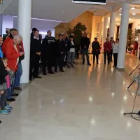 Številnim obiskovalcem odprtja razstave je nekaj podrobnosti predstavila njena soavtorica Aneja Rože (za mikrofonom)