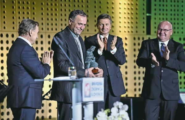 Slavku Kržišniku (v sredini) sta čestitala tudi predsednik OZS   
Branko Meh (levo) in predsednik države Borut Pahor. 