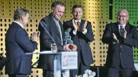 Slavku Kržišniku (v sredini) sta čestitala tudi predsednik OZS   
Branko Meh (levo) in predsednik države Borut Pahor. 