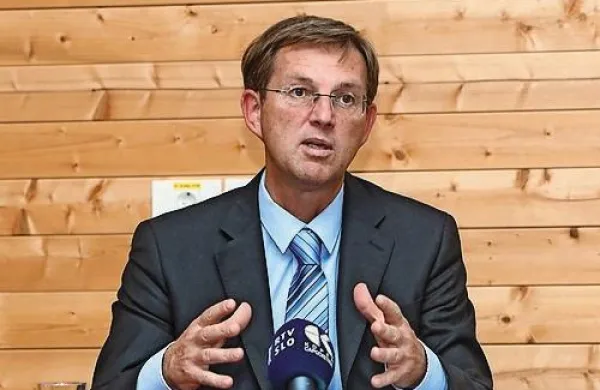 SDS napoveduje vložitev ustavne obtožbe zoper predsednika vlade Mira Cerarja.