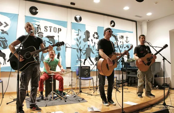 Skupina Valter brani Sarajevo je sprejela izziv in punk oblekla v akustičen kostum.