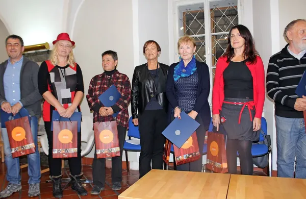 Med osmimi izbranimi za državno srečanje seniorskega 
literarnega natečaja JSKD sta tudi   primorski pesnici Vesna 
Šare in Lilijana Homovec (druga in peta z leve).