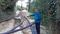Rado Gregorič pred  opustošenim gradbiščem za prenovo kanalizacijske infrastrukture v Fiesi. 

