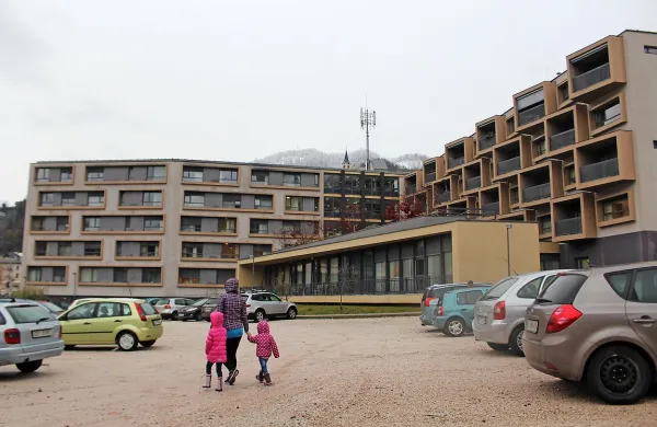 Sodoben, a zasebni in zato veliko dražji dom upokojencev, 
zahteva vse več denarja iz proračuna, starostnike pa poriva v 
prikrite stiske. 

