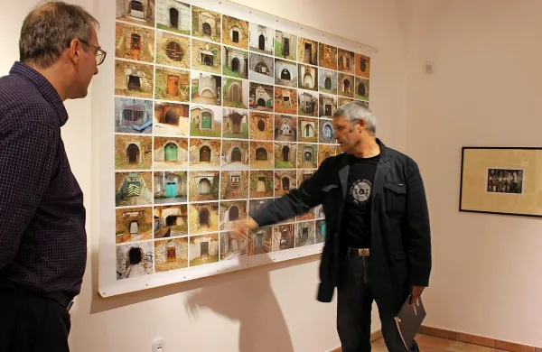 Ciklus Vrata, ki ga je posnel trboveljski fotograf Antonio Živkovič, prinaša “portrete” 
vhodov v slovenske rudnike.