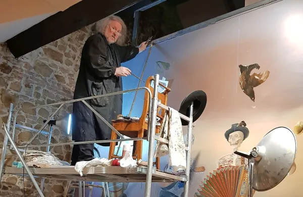 Ustvarjanje velike slike, ki je nastala po zgledu Mrtvaškega 
plesa v Hrastovljah in slovite Picassove Guernice,   je  slikarja 
Rudija Španzla precej namučilo, a  na to  svoje življenjsko delo 
je   zelo ponosen.