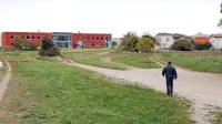 Na zemljišču tik ob obrtni coni in železnici bi Solkanci  raje kot 
še eno komercialno sosesko radi videli dejavnosti, ki so v 
skupno, javno dobro. 