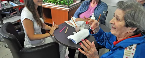  Mirjam (levo) je bila navdušena nad odzivom novogoriških 
upokojenk z urejenimi nohti. 