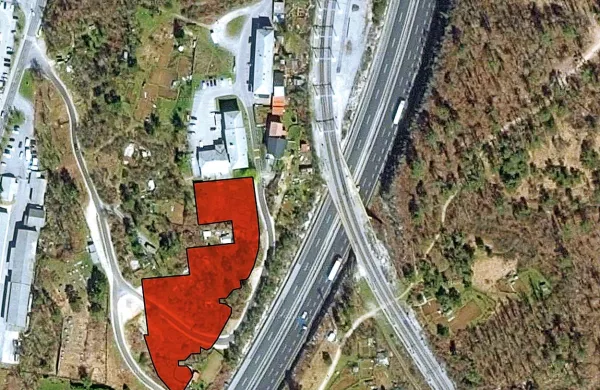 25.380 kvadratnih metrov je veliko območje (na zemljevidu 
obarvano, levo od avtoceste in železnice), za katerega 
Primorje v stečaju išče kupca. Na njem je možna gradnja treh 
stanovanjskih blokov. 