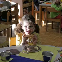 Kak&scaron;no hrano jedo otroci v &scaron;olah in vrtcih?