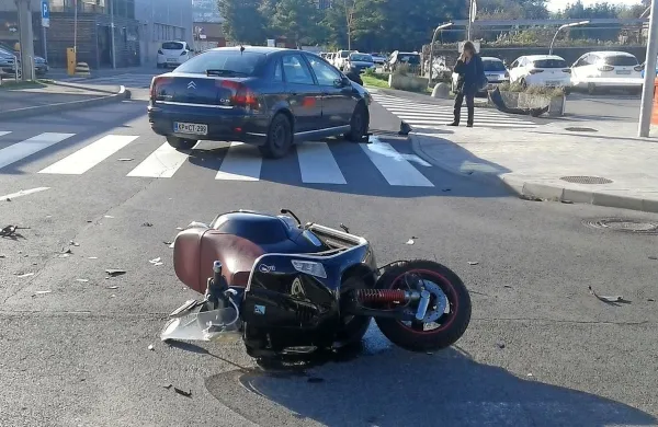 V Kopru je voznik avta izsilil prednost motoristu.