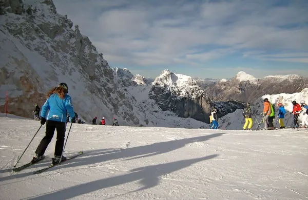 V Furlaniji-Julijski krajini razmišljajo, da bi smučarsko sezono 
odprli že 1. decembra, če bodo le uspeli pripraviti vsaj 
nekatere proge v Selli Nevei (na fotografiji), Trbižu (Višarje) in 
na Zoncolanu.