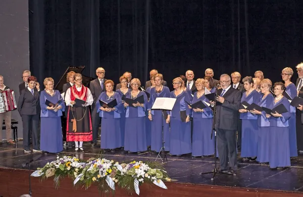  Na prireditvi je zapel tudi pevski zbor (na fotografiji), ki deluje neprekinjeno od nastanka društva Bazovica.