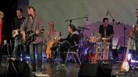 Drago Mislej - Mef je v izolskem kulturnem domu pesmi  sproščeno nizal s starimi soborci in z novimi glasbenimi tovariši.  
