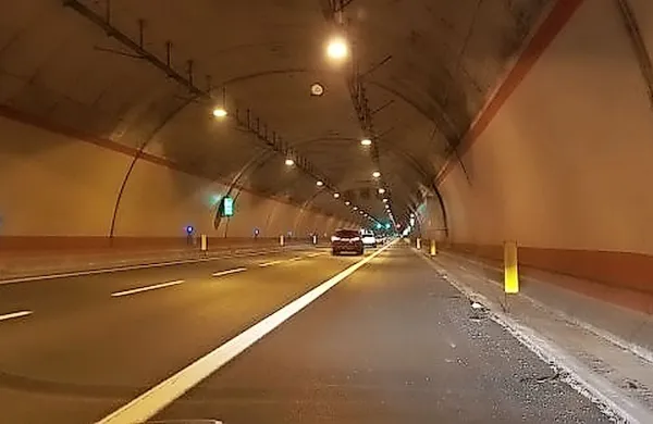 Tragična nesreča, v kateri je izgubil življenje 49-letni Koprčan, 
se je zgodila tik pred izhodom iz tržaškega predora Carso.