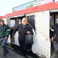 Verjamete, da se jim je mudilo na praznik kakijev? Avto so 
pustili v središču Strunjana in se do šotora pripeljali z 
vlakcem. 