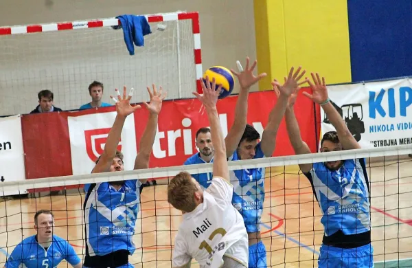  Matija Jereb, Sergej Drobnič, Dejan Čabarkapa, Djordje Ilić   in Matic 
Vrtovec (z leve, v modrih dresih)   so bili udarni člani Salonitove zasedbe.