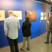 Pred gledališko dvorano gimnazije so razstavili umetniška 
dela nekdanjih dijakinj novogoriškega dijaškega doma.