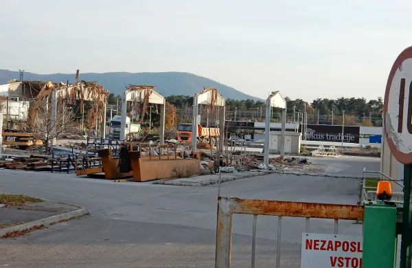 Gradbeni stroji že podirajo stare hale nekdanjih obrtnih 
delavnic, včeraj so od ene hale ostale samo še nosilne 
konstrukcije (na fotografiji). Na tem območju naj bi svojo 
trgovino postavil Eurospin in tako postal sosed Hoferju na 
drugi strani ceste (v ozadju fotografije) in Lidlu, ki je levo od 
Hoferja.