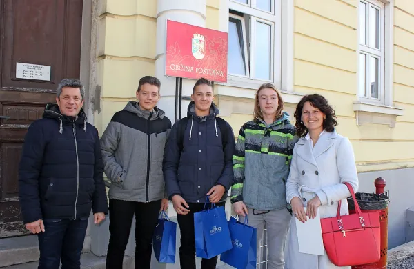 Postojnski župan je vodenje občine včeraj predal mlademu 
županu Maksu Maroltu (v sredini) in njegovi ekipi, ki je odšla 
tudi na službeno pot po občini.