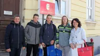 Postojnski župan je vodenje občine včeraj predal mlademu 
županu Maksu Maroltu (v sredini) in njegovi ekipi, ki je odšla 
tudi na službeno pot po občini.