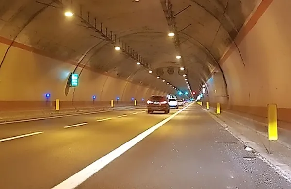 V zid avtocestnega predora nad Trstom je v nedeljo popoldne 
trčil  motorist iz Čežarjev pri Kopru.   