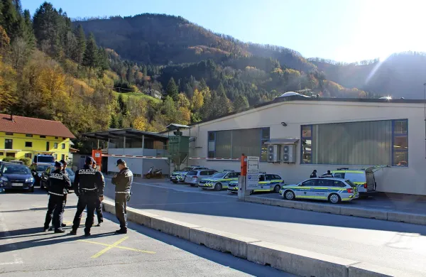 Ob množici uradno uniformiranih policistov so na dan skupščine Cerkno varovali še policisti 
v civilnih oblačilih in vozilih.
