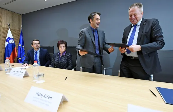 Gospodarski minister Zdravko Počivalšek in predsednik 
razvojnega sveta severnoprimorske regije Matej Arčon sta 
podpisala dogovor za razvoj goriške regije, težak 36,5 
milijona evrov.