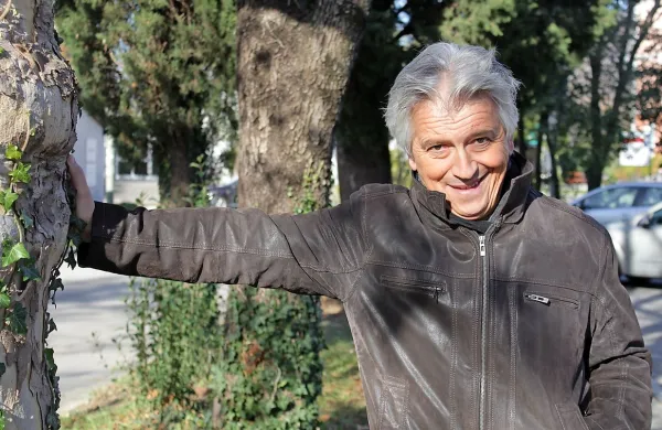 “V Izoli se imam lepo. Zanimivo, tam sem imel prve koncerte, 
celo prej kot doma v Novi Gorici. Nikoli nisem bil del goriške 
scene.”