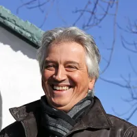 Iztok Mlakar: “Pesmi niti slučajno ne delam, da bi jih posnel. Ne, zanima me samo, kako se 
obnesejo, ko jih zapojem poslušalcem. No ja, zapojem ... Ko sta bila  manjša, sta me otroka 
zafrkavala, da nisem pevec, ampak reper.” 