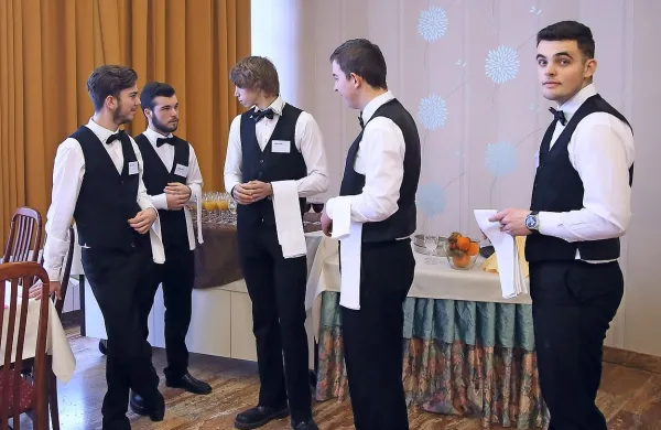 Glavni razlogi za pomanjkanje kadrov v gostinstvu in turizmu 
so po oceni sindikata trije: nizke plače, neenakomerno 
razporejen in neugoden delovni čas ter dejstvo, da ti poklici 
niso cenjeni.
