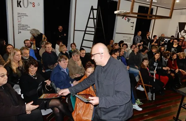 “O, pozdravljen.” “O, Lučka, vesel sem ...” Tako  je Dragan Živadinov na uvodnem predavanju v Kosovelovi spominski sobi 
pozdravljal prijatelje med deljenjem programskih listov. V objektiv smo ga ujeli med pozdravom Igorju Vidmarju.