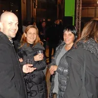 Za izvedbo večera je bila kot koproducentka zaslužna tudi 
Ljudska univerza Sežana, ki jo vodi Aljana Resinovič (druga z 
leve), ob njej direktorica Kosovelove knjižnice Sežana Magdalena Svetina Terčon.  