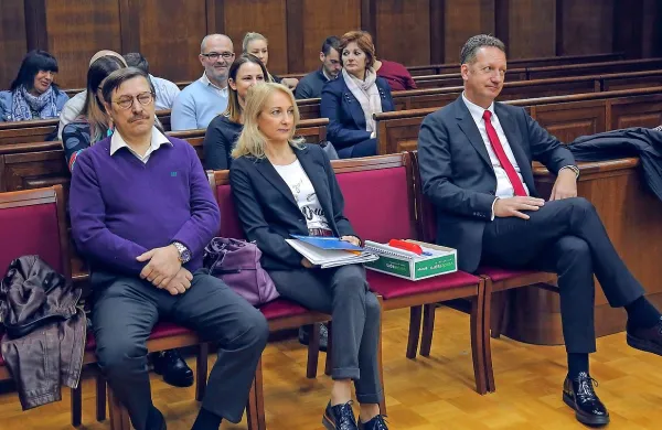  Obtožnica Borisa Popoviča bremeni zlorabe položaja in 
pridobitve premoženjske koristi družbi Serming ob prodaji 
občinskih zemljišč leta 2007. Direktorica občinske uprave 
Sabina Mozetič in cenilec Rajko Srednik sta obtožena 
pomoči pri storitvi  kaznivega dejanja. 