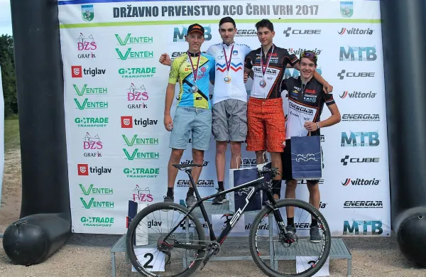 Mladinci iz Črnega Vrha (prva z leve Miha Klemenčič in Matjaž 
Lozar) so v slovenskem krosu razred zase.

