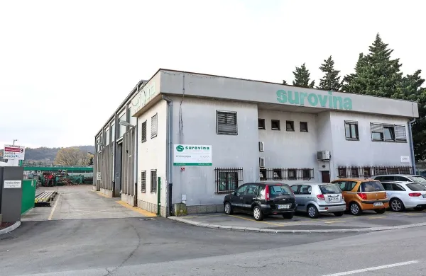 

Koprska Surovina, v kateri zbirajo odpadne surovine, je najbližja soseda Rižanskega 
vodovoda in KZ Agraria.