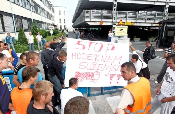 Na položaj pristaniških delavcev so opozarjali tudi med 
stavko v Luki pred šestimi leti.  