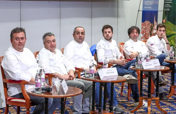 V Portorožu so kolegom svoje izkušnje predstavili vrhunski 
kuharski mojstri (z leve): Emanuele Scarello, Andrea Canton, 
Vincenzo Guarino, Lorenzo Cogo, Tomaž Kavčič in Filip 
Matjaž.