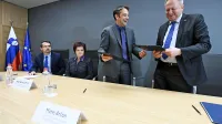 Dogovor sta podpisala gospodarski minister Zdravko 
Počivalšek (desno) in novogoriški župan ter predsednik 
Razvojnega sveta Severne Primorske Matej Arčon.  