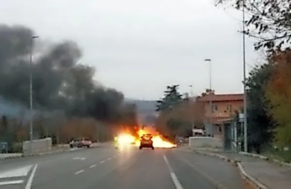 Trčenje je bilo zelo silovito, avtomobil je zagorel.