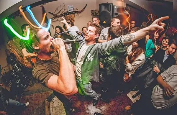 Srbski pankrokerji Neprijatelj prelazi Zeku bodo v Izoli 
zagrmeli jutri. 