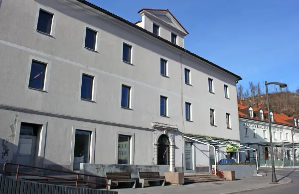 Prodaja  stare banke sredi mesta se zaradi sodnih sporov 
vleče kot jara kača, stavba pa nezadržno propada.