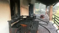 Plameni so prebili okno in uničili tudi leseno mizo in klopi na 
terasi. 