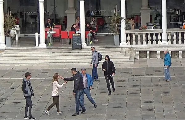 S socialnim eksperimentom so želeli javnost osvestiti o tem, 
da je potreba po ukrepanju, ko smo priče nasilju, nujna. 