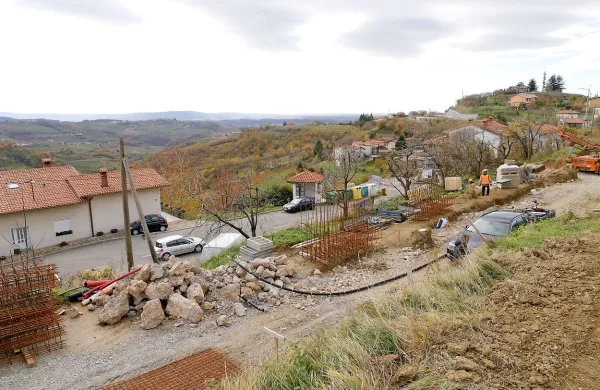 Za zdaj je cestišče v Gonjačah skoraj celo, zato pa gradbinci  kopljejo po terenu vzdolž tega kraka državne ceste.